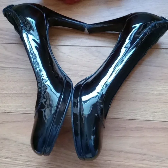 ⭐️ Host Pick ⭐️ Stuart Weitzman | Vintage Timeless Black Patent Pumps - Picture 9 of 15